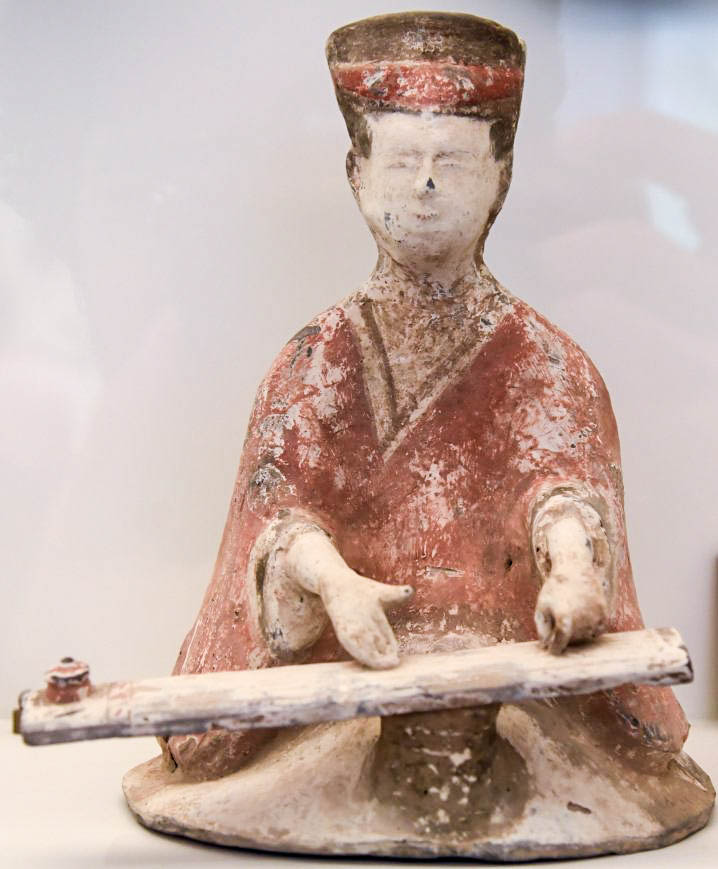 Musée Guimet. Joueur de cithare, chine du nord, debut des Han